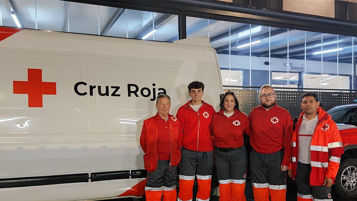 Voluntarios de Cruz Roja Soria junto a uno de los vehículos desplazados.