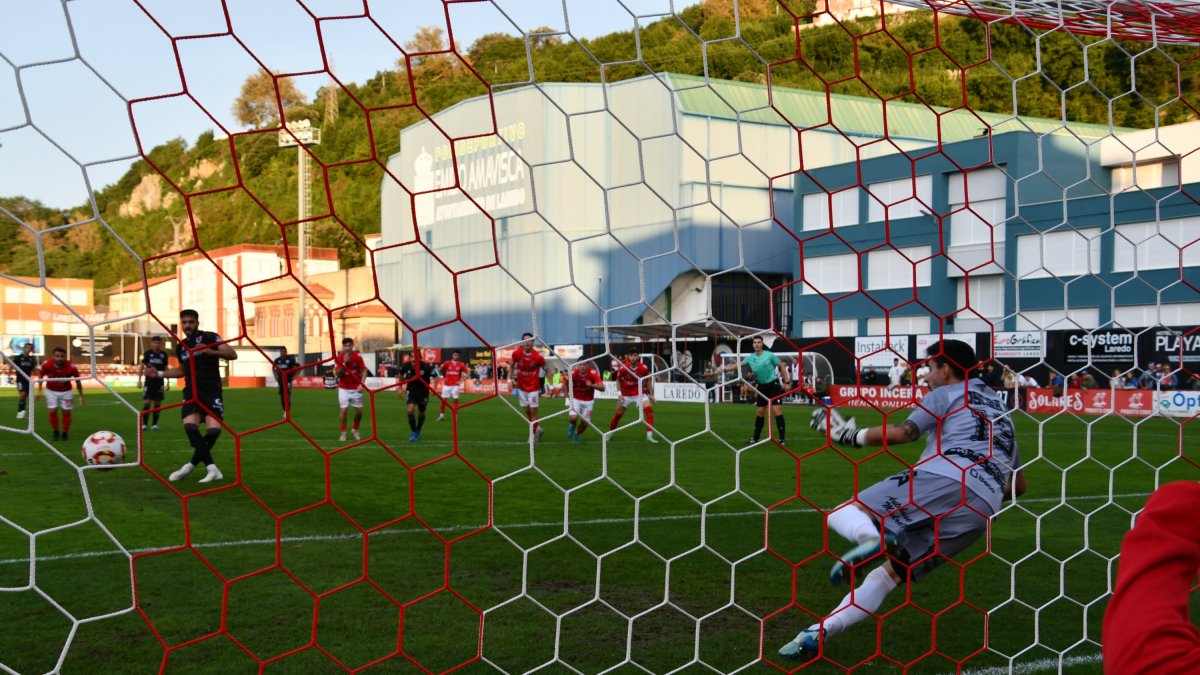 Momento en el que Jony transforma el penalti que era el 0-1 en Laredo.