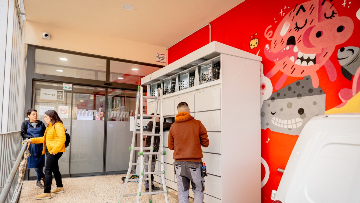 Las nuevas taquillas, en la entrada del mercado. MARIO TEJEDOR