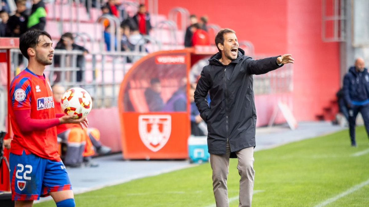 Aitor Calle da indicaciones a sus jugadores en el encuentro ante el Marino en Los Pajaritos.