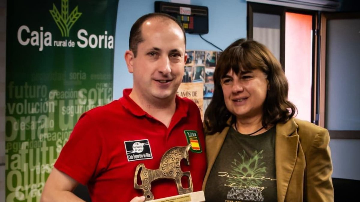 Cortés recibe el trofeo de María Belén, viuda de Pablo Núñez