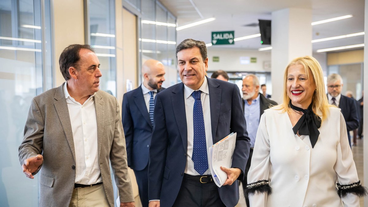 Benito Serrano, Carlos Fernández Carriedo y Yolanda de Gregorio antes de la reunión.