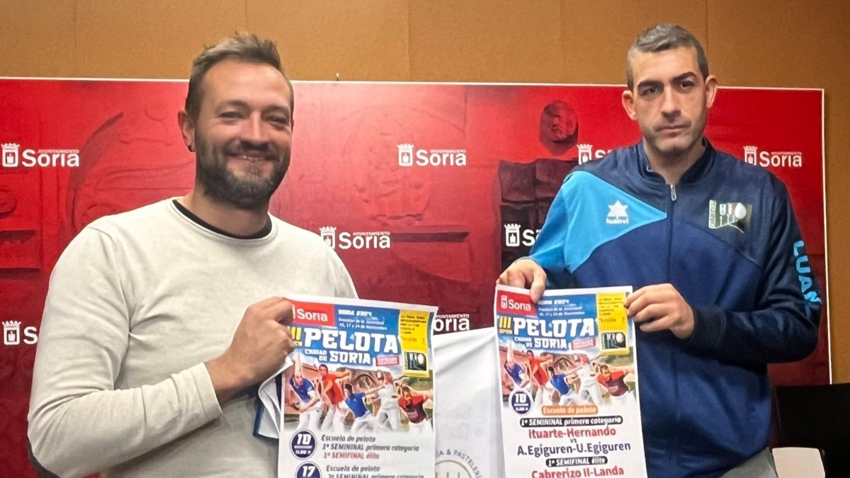 El concejal de Deportes de Soria, Manu Salvador, y el directivo del Club de Pelota Urbión, Emilio Cabrerizo, durante la presentación del torneo.