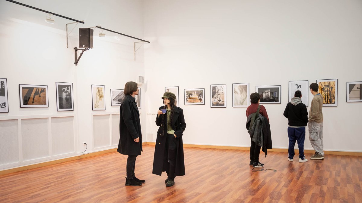 Estudiantes y profesores presentan la exposición.