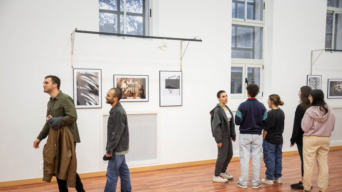 Estudiantes y profesores presentan la exposición.