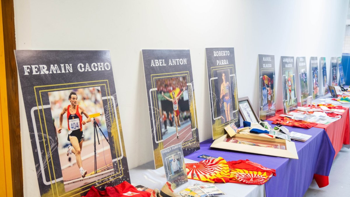 Imagen de algunos de los objetos que se muestran en la exposición con la que se conmemora el XXX Campo a Través de Soria.