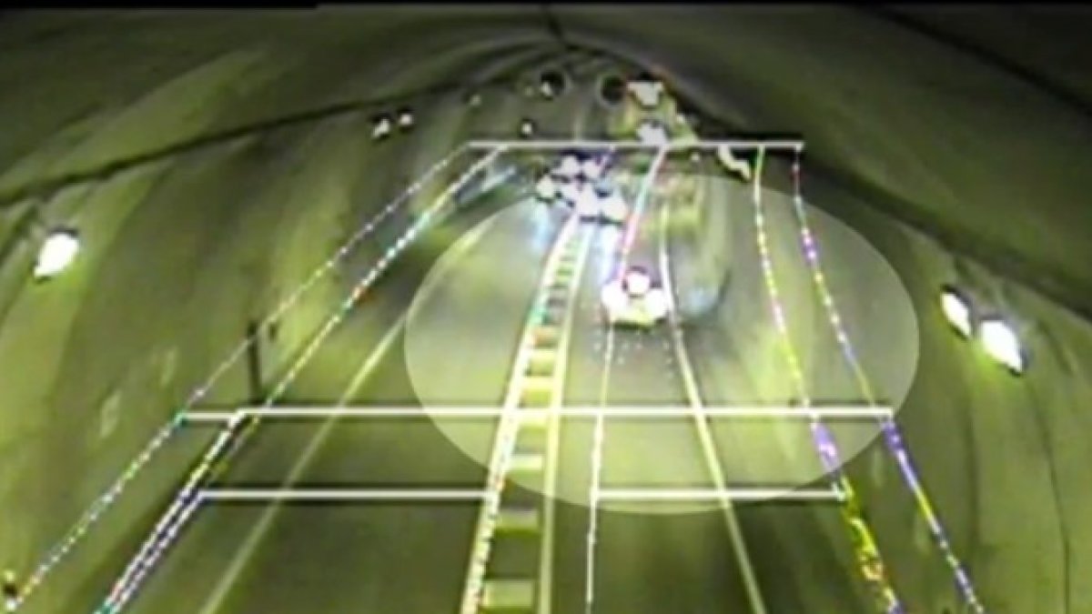 Captura de las grabaciones de seguridad en la que se ve a un vehículo en sentido contrario, con línea continua y otro coche de frente.