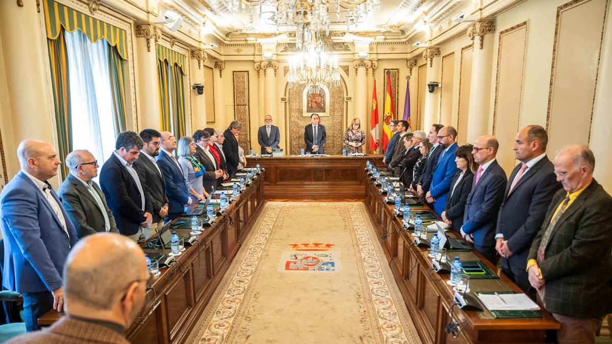 La corporación guarda un minuto de silencio antes del pleno.