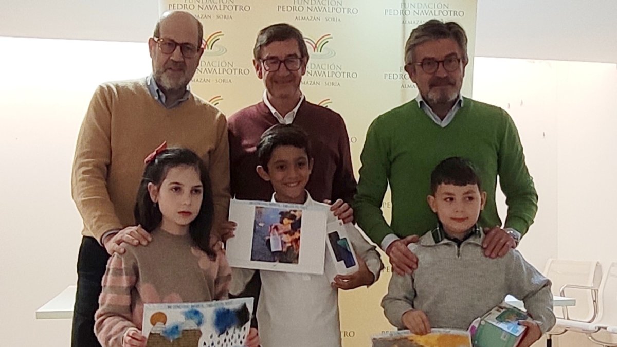 Los ganadores del concurso 'dibujos del agua' posan con sus obras.