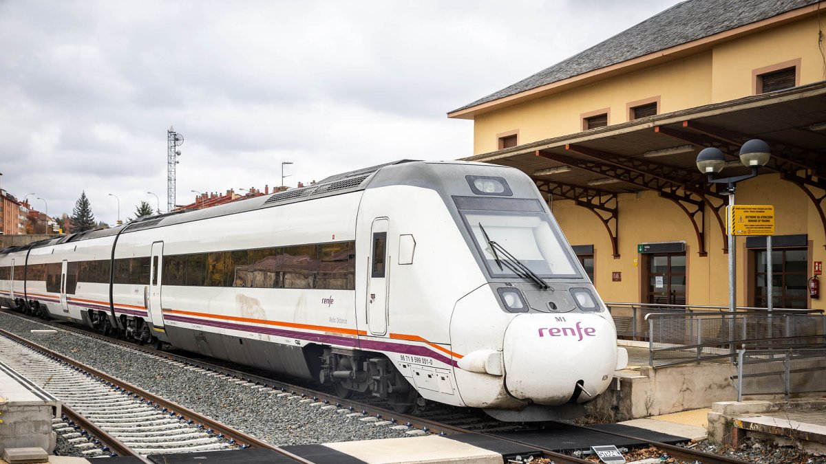 El tren a Madrid estacionado ayer en la estación de El Cañuelo de Soria.