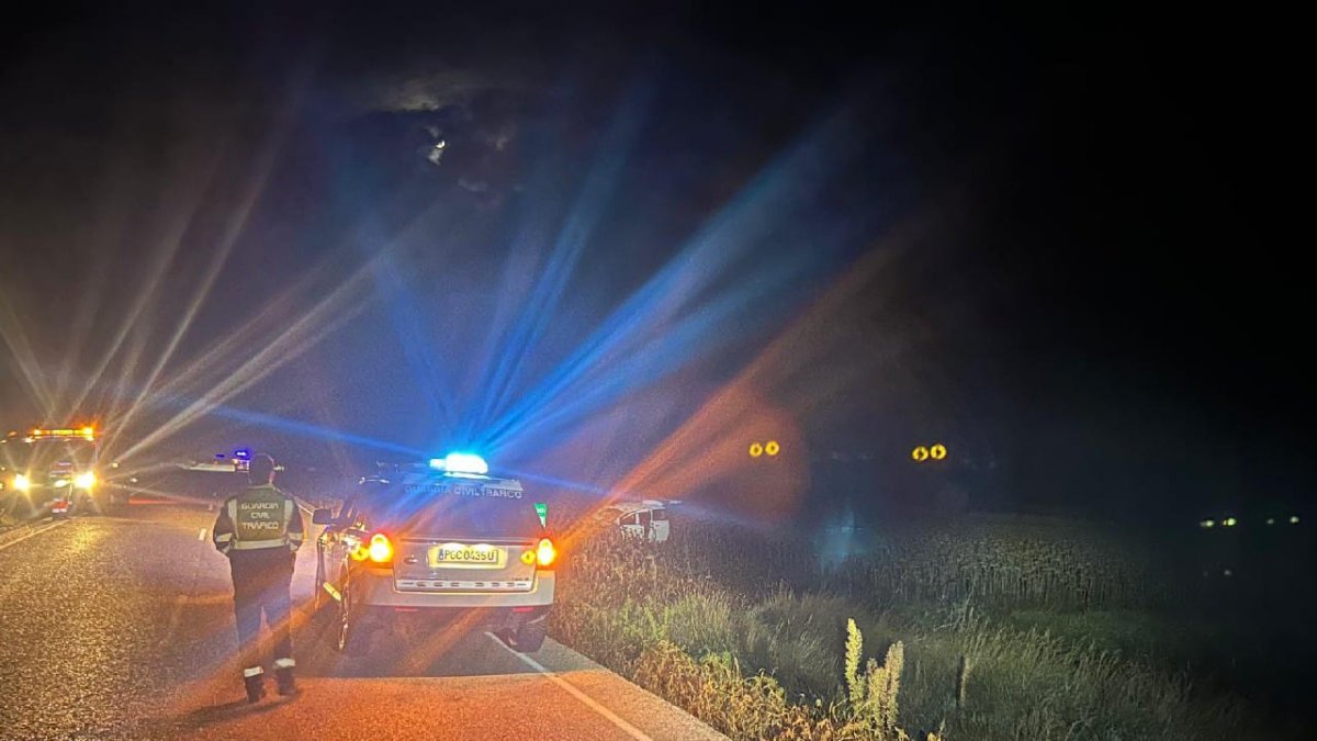 Los servicios de emergencia intervienen en un accidente de tráfico.