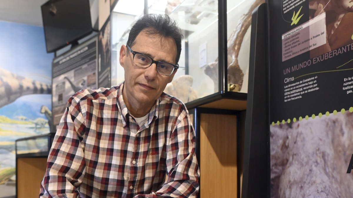 El gerente de la Fundación para el estudio de los dinosaurios de Castilla y León, Fidel Torcida, en el Museo de los Dinosaurios de Salas de los Infantes.