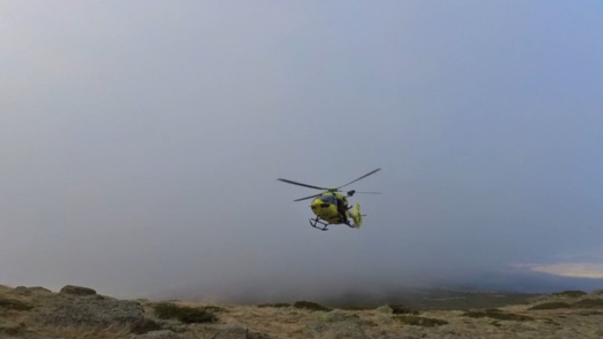 El helicóptero de rescate de la Junta evacúa a un joven lesionado en una pierna en una ruta por Guadarrama.