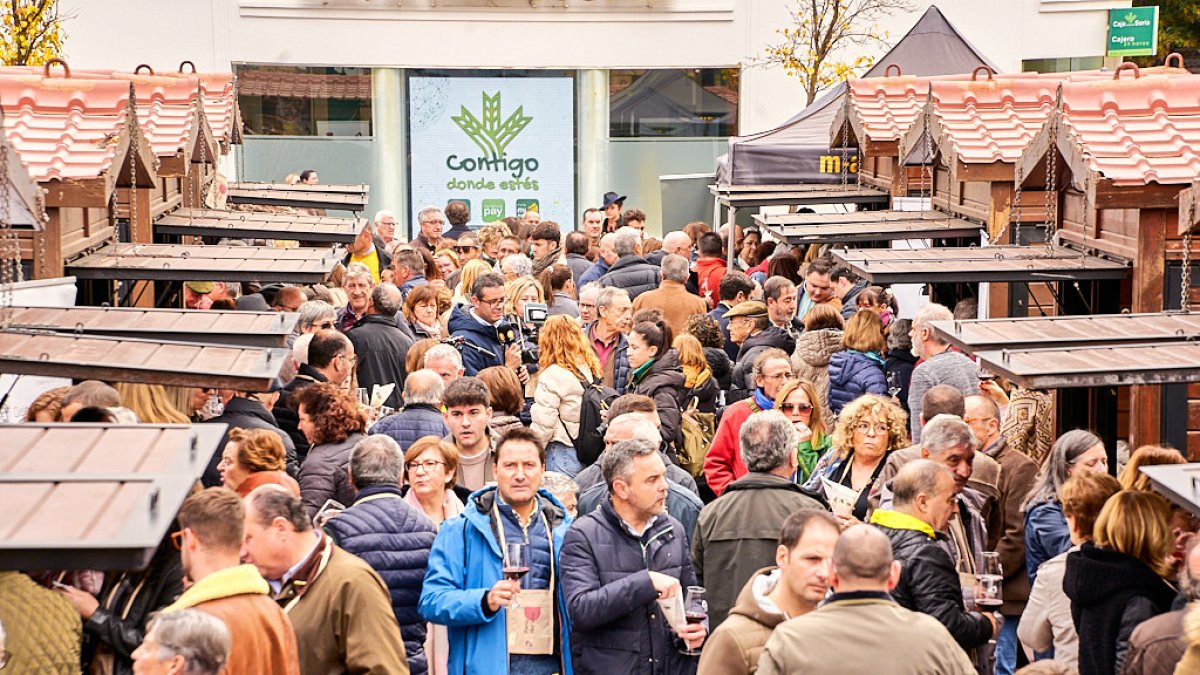 Numeroso público acudió a probar los vinos sorianos en la feria.
