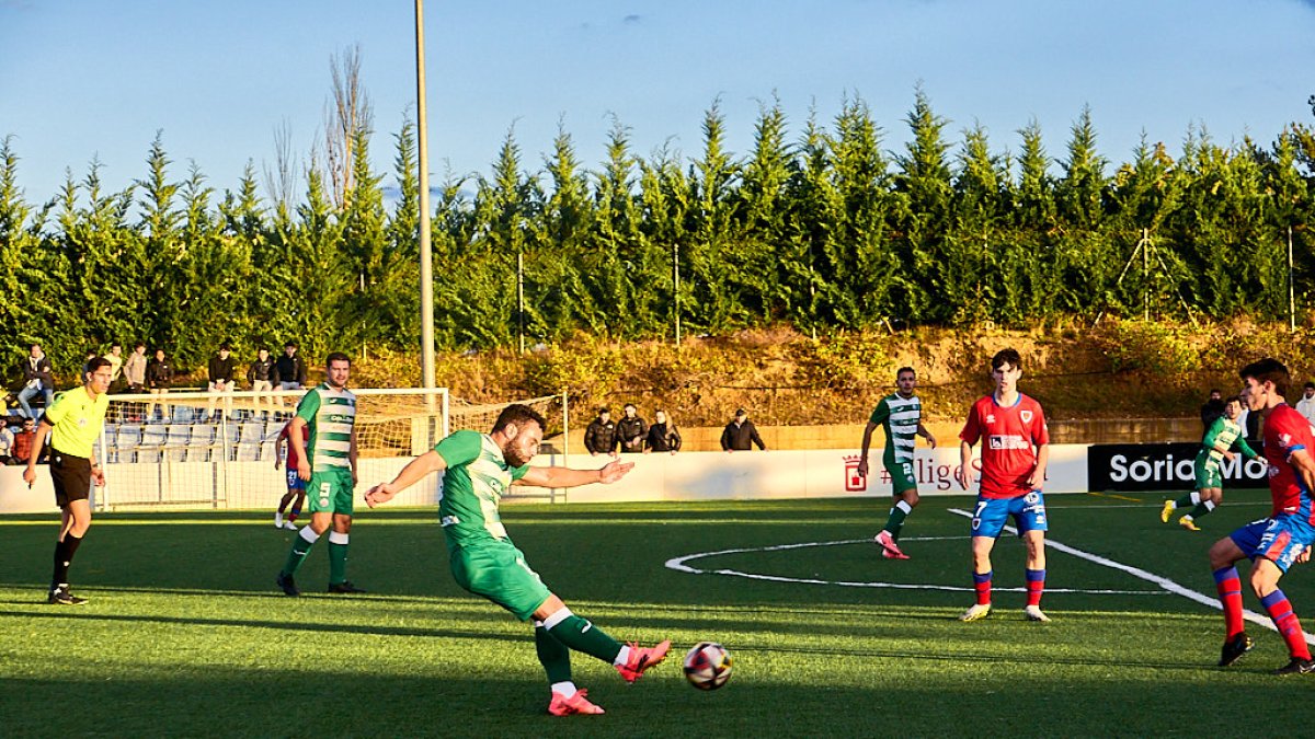Un jugador del San José golpea un balón en el partido de esta temporada ante le Numancia B en la Ciudad Deportiva.