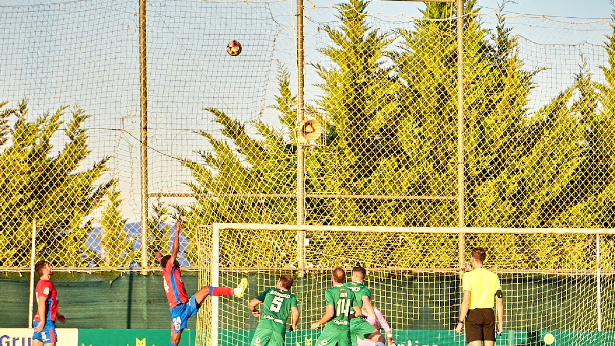 La Ciudad Deportiva acogió el derbi de Regional entre el CD Numancia B y el CD San José.