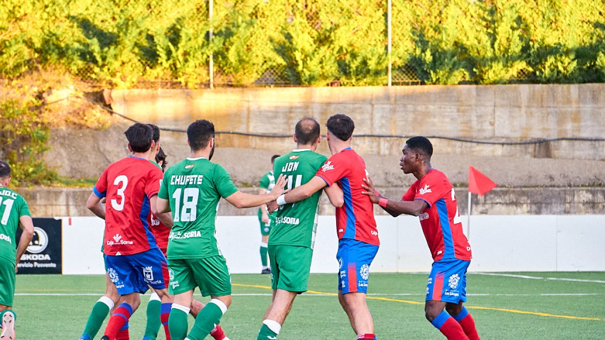 Varios jugadores del San José durante el duelo en la Ciudad Deportiva ante el Numancia B.