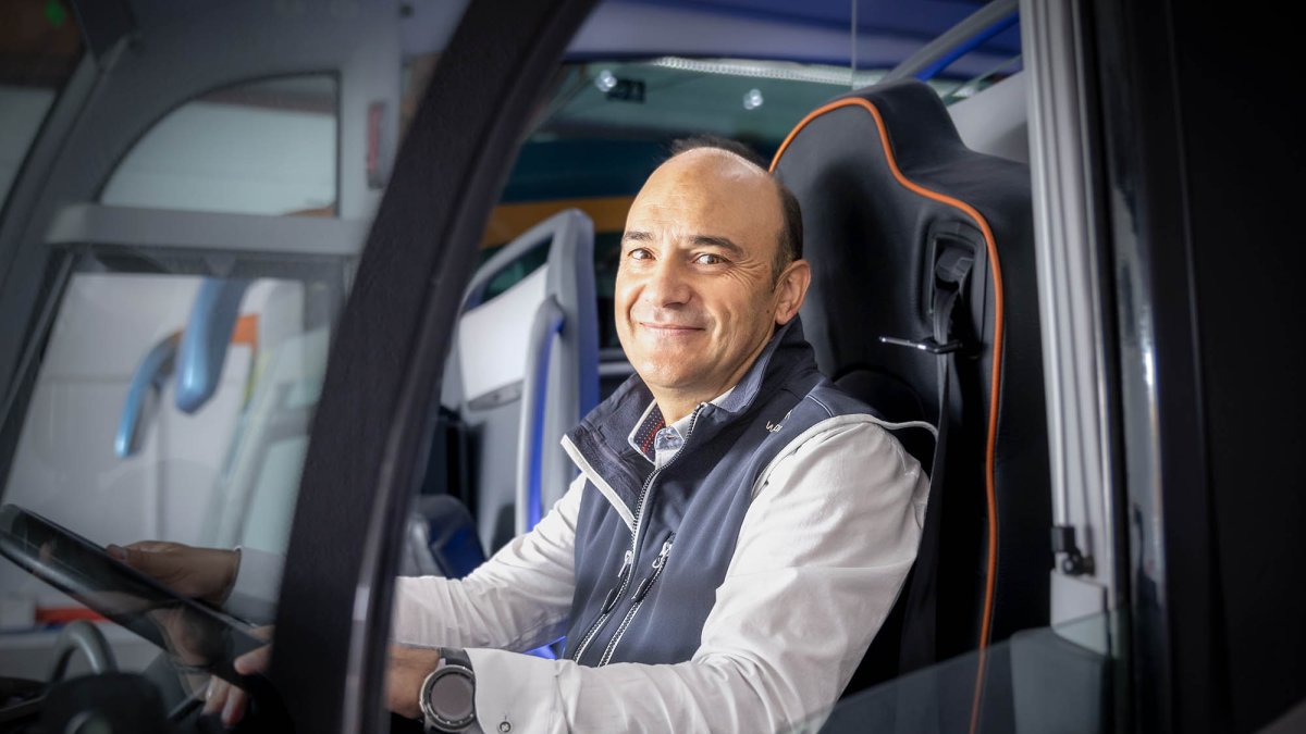 Jesús Rubio Alonso al volante de un autobús.