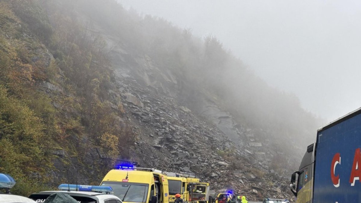 Cortada la AP-66 entre León y Asturias por un desprendimiento de tierra y piedras.