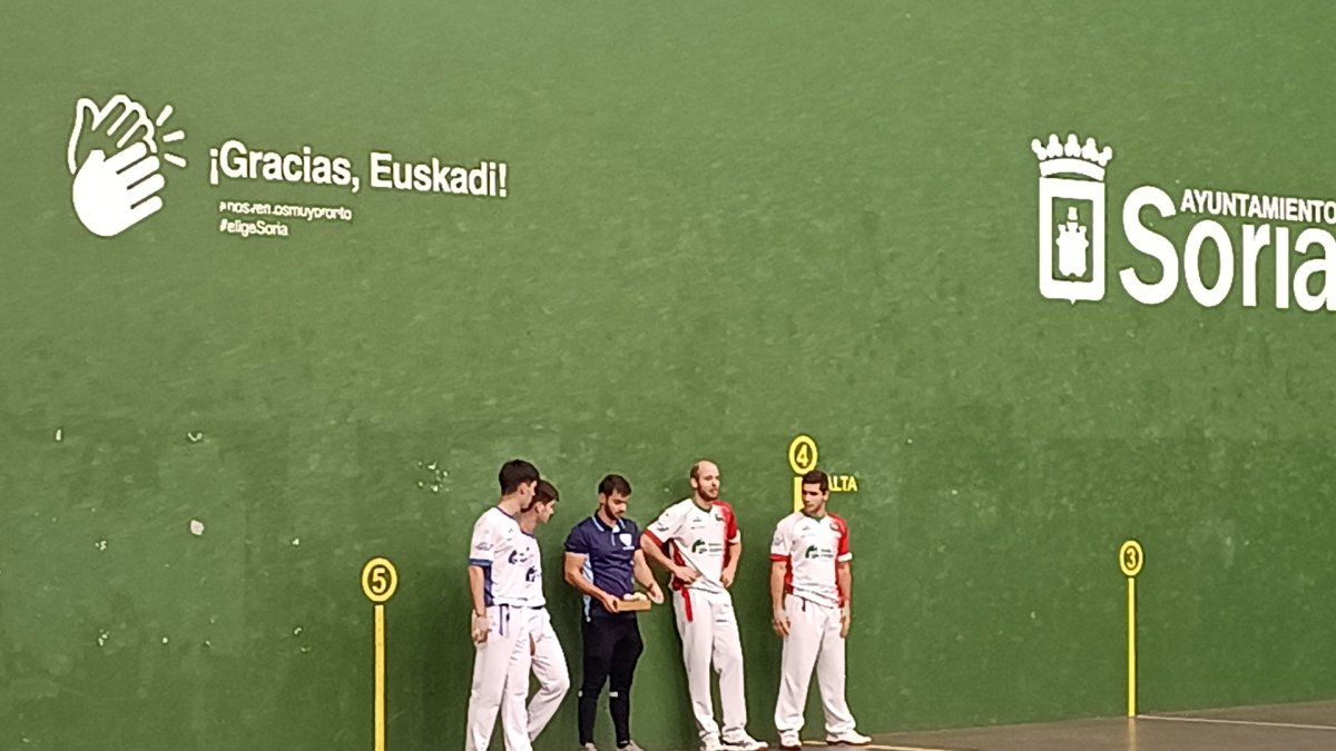 Prolegómenos de uno de los partidos disputados este mediodía.