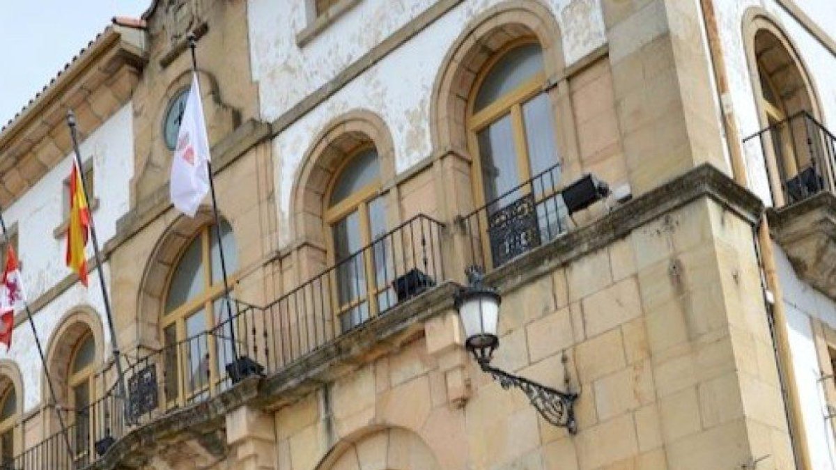 Fachada principal del Ayuntamiento de Covaleda.