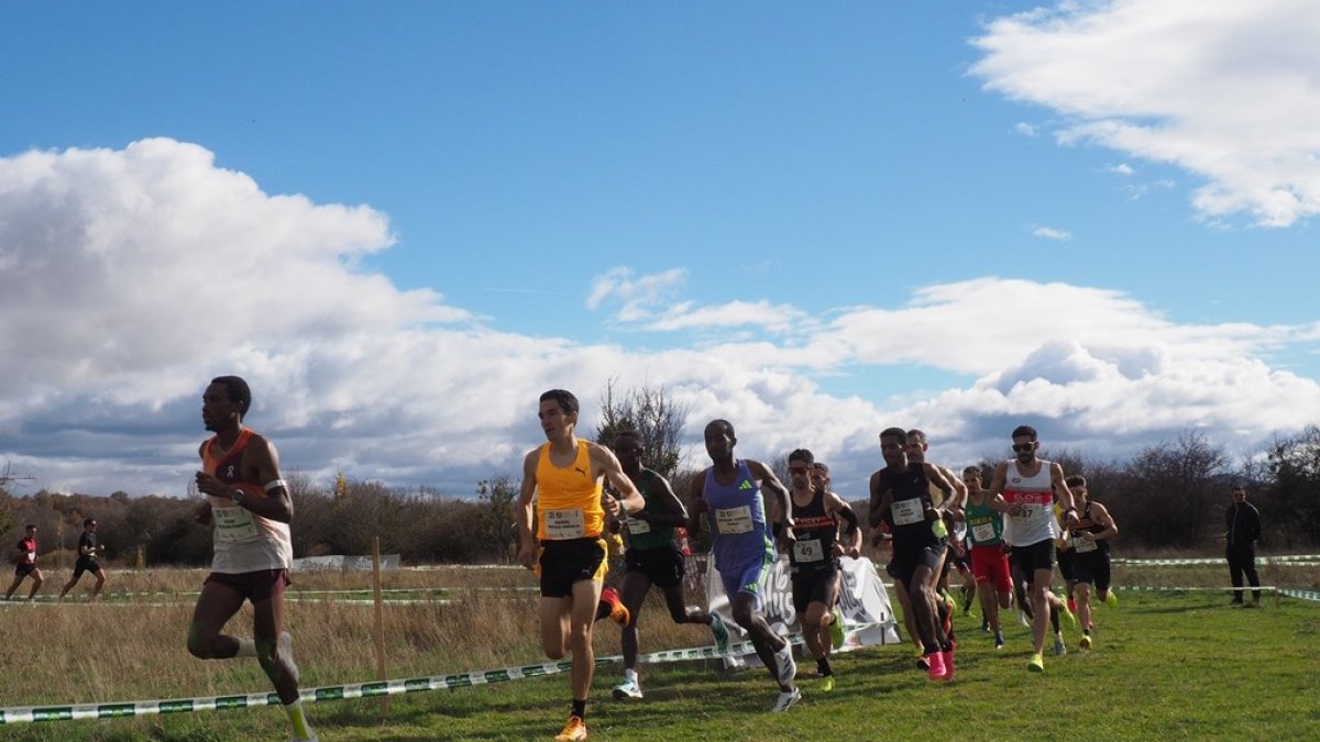 Daniel Mateo, con camiseta naranja, el pasado domingo en el Cross Internacional de Soria.