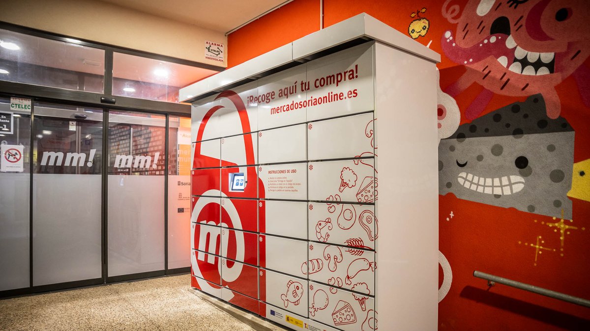 Las taquillas para recoger el producto de la venta on line en el exterior del mercado municipal.