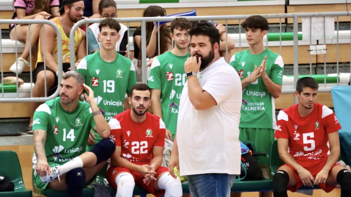 El entrenador de Unicaja Almería, Pablo Ruiz, durante un partido.