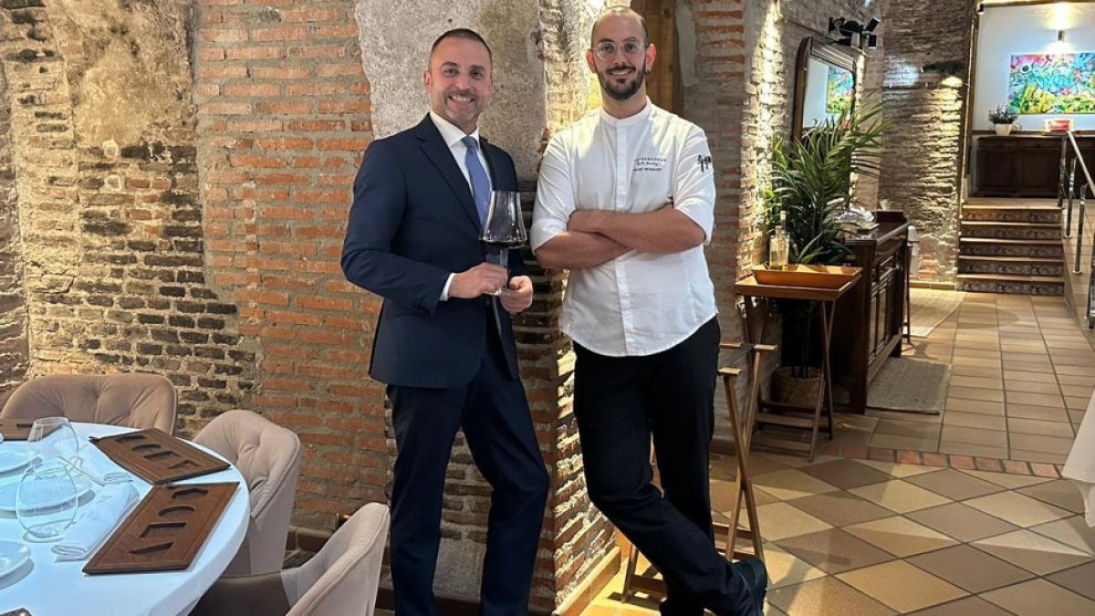 Roberto Simal y Nauzet Betancort, en el comedor del restaurante El Hilo de Ariadna.