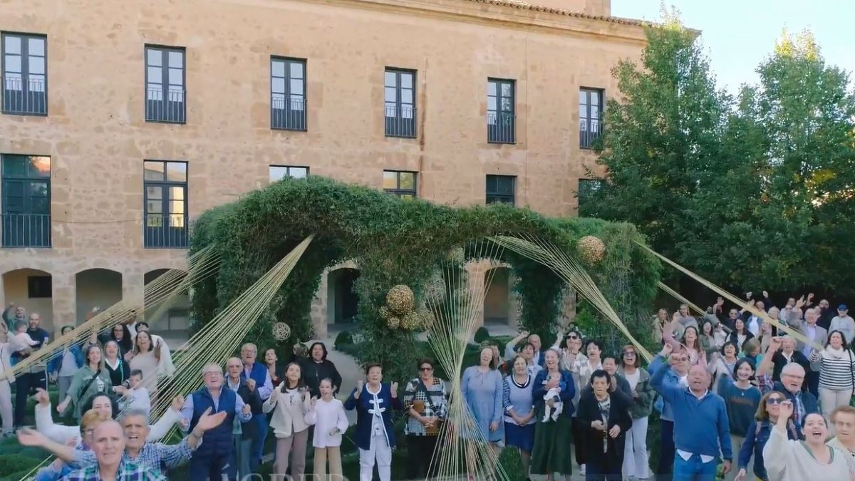 Vecinos de Ágreda con los 'hilos de oro' de Ferrero Rocher.