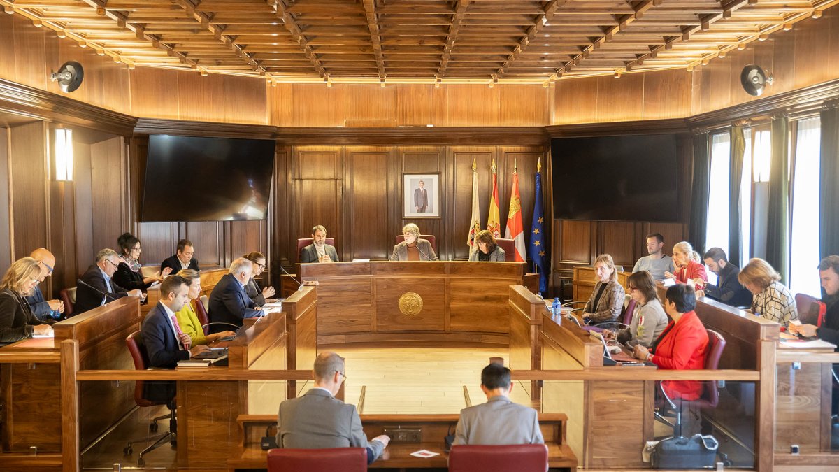 Un momento del pleno. MONTESEGUROFOTO