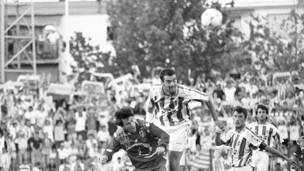 El Numancia de aquella temporada 96-97 acabó subiendo a Segunda División, en la imagen Jorge Barbarin en los play off ante el Recreativo de Huelva.