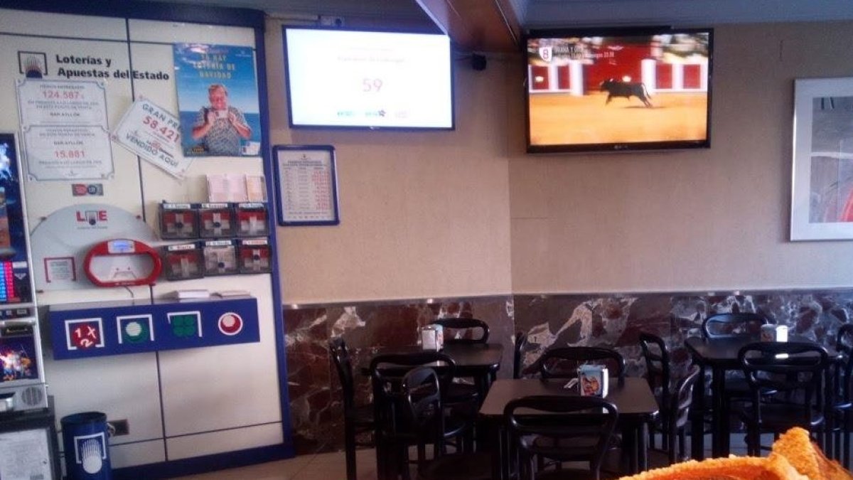 Interior del bar Ayllón.