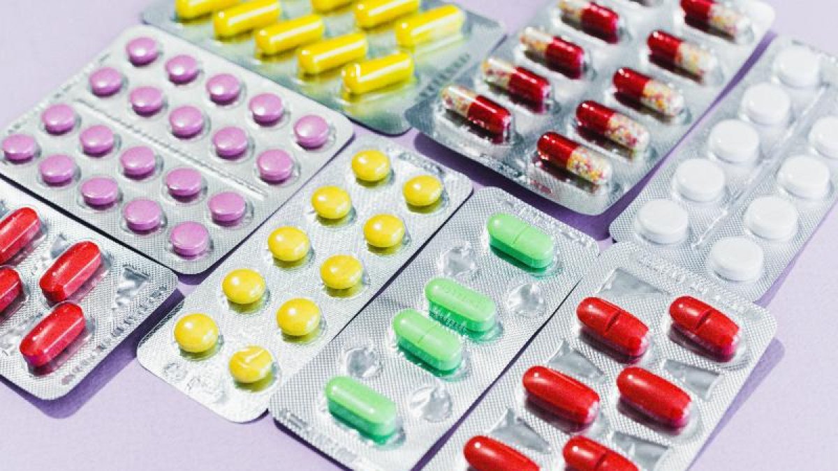 Blíster de pastillas de diferentes medicamentos.
