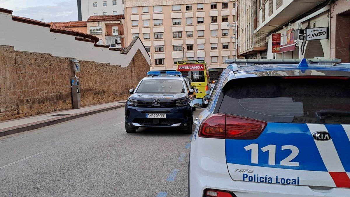 Vehículos policiales y una UVI móvil en la zona donde ocurrieron los hechos.