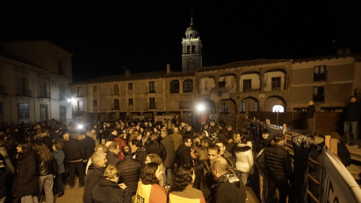 Concentración de la Asociación del Toro Jubilo en la plaza Mayor de Medinaceli.