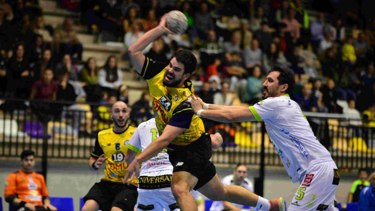 El BM Soria es el primero en vencer a Zamora, todavía líder del Grupo B.