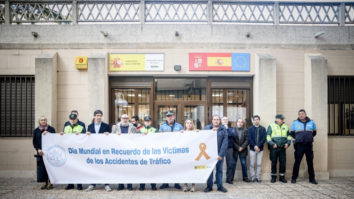 Minuto de silencio frente a la Jefatura de Tráfico.