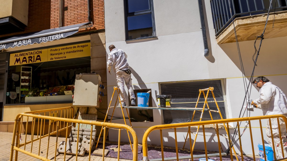 Trabajadores pintando un edificio en Soria.