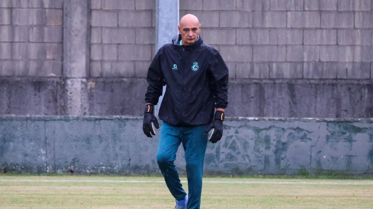 Laureano Echevarría es el entrenador de porteros del Rayo Cantabria y el domingo por primera vez será rival del Numancia.