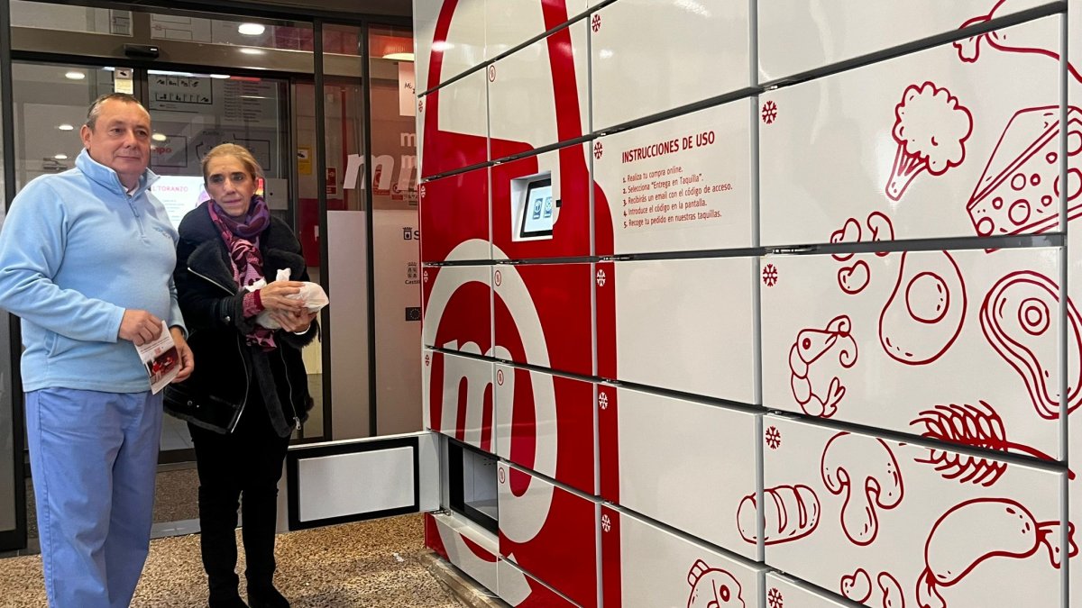 El comerciante Jorge López y la concejala Teresa Valdenebro.