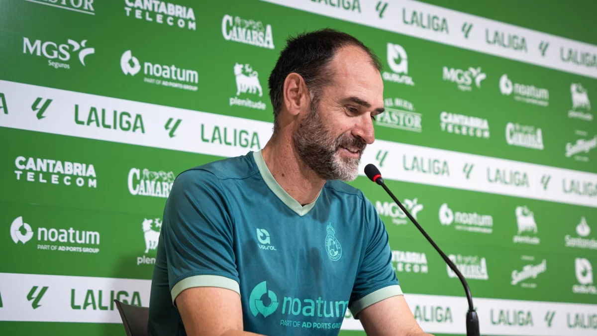 El entrenador del Rayo Cantabria, Ezequiel Loza, durante una comparecencia de prensa.