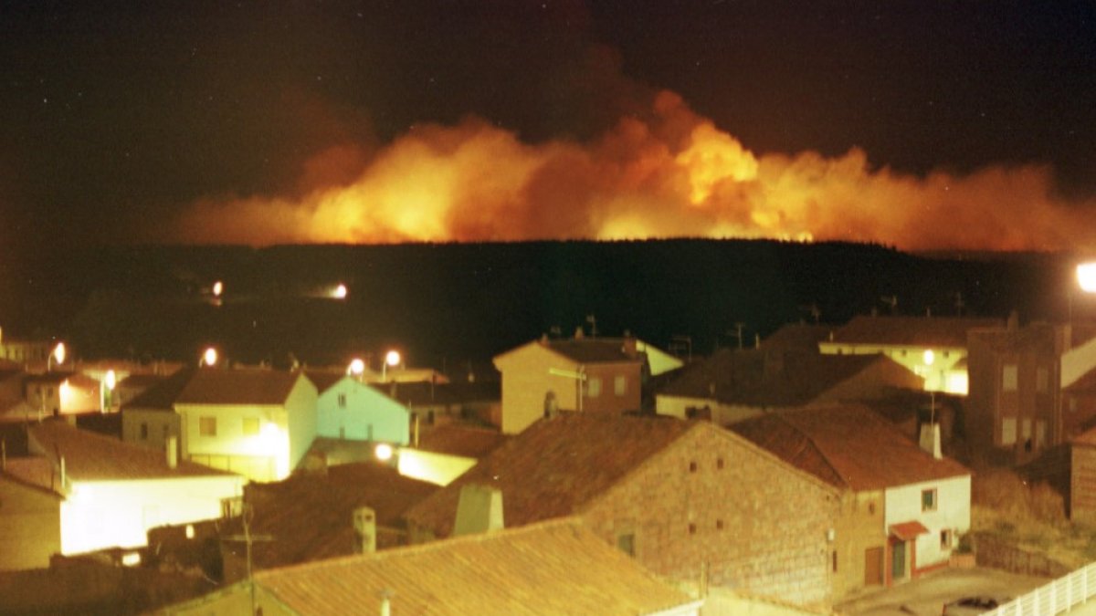 Vista de las llamas nocturnas desde Tardelcuende en agosto de 2000.