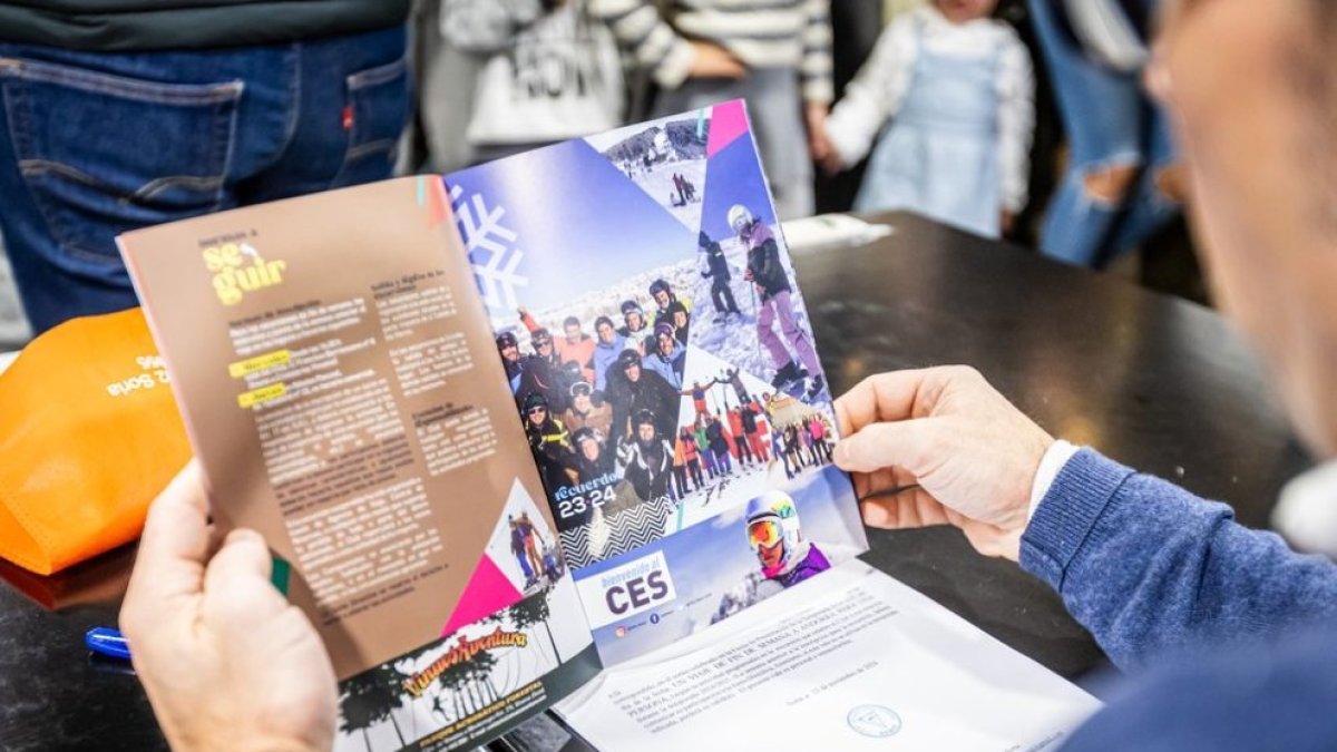 Uno de los folletos que recibirán los más de 1.200 socios del CES.