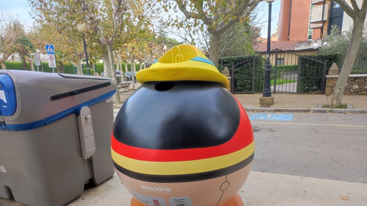 Parte trasera del contenedor Disney, con el QR del concurso.