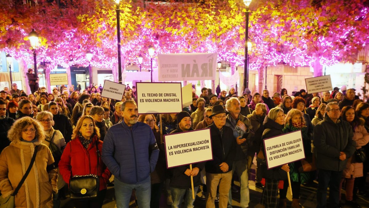 Concentración en la plaza de las Mujeres.