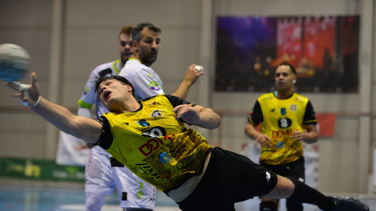Un jugador del BM Soria realiza un lanzamiento en el encuentro ante Zamora.