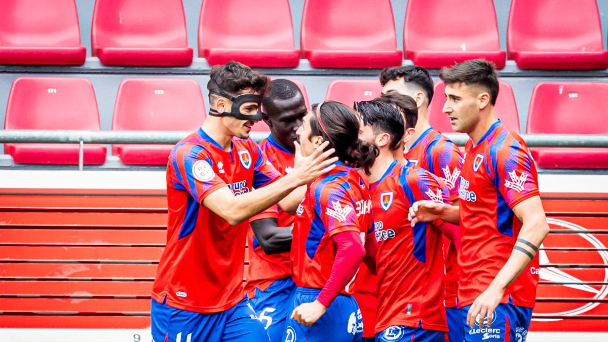 Los jugadores del Numancia celebrando el gol que daba la victoria ante el Rayo Cantabria.