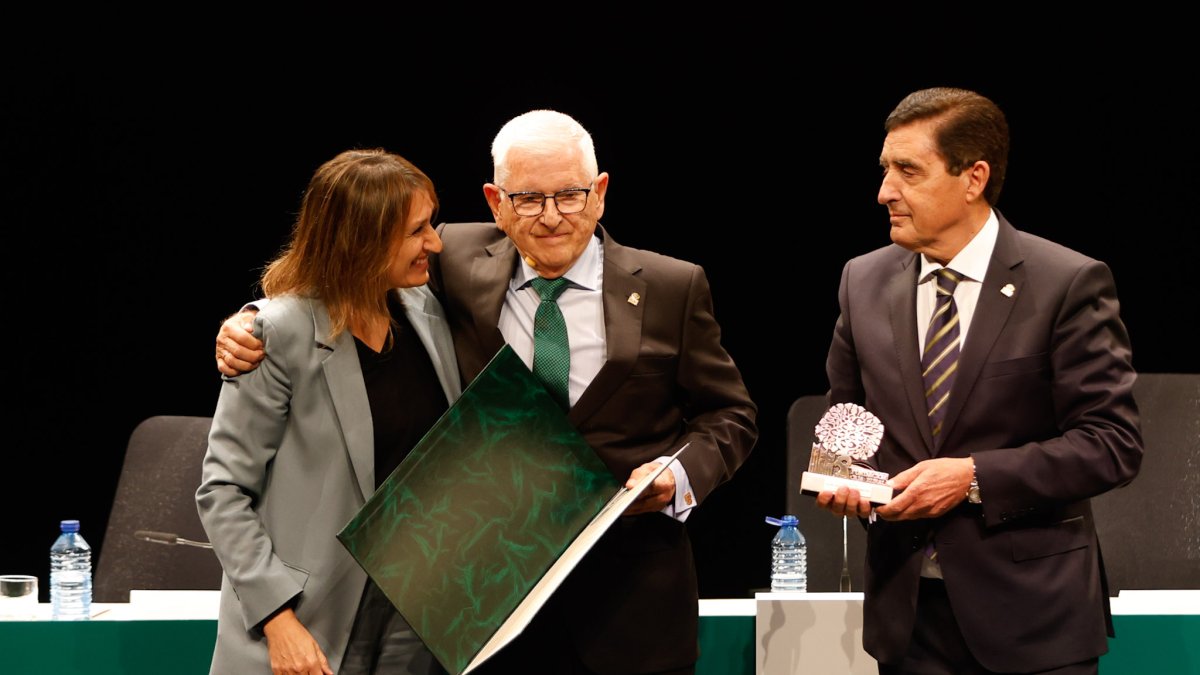 La consejera de Cultura y el presidente de Caja Rural entregan el premio a Juan Manuel Ruiz Liso.