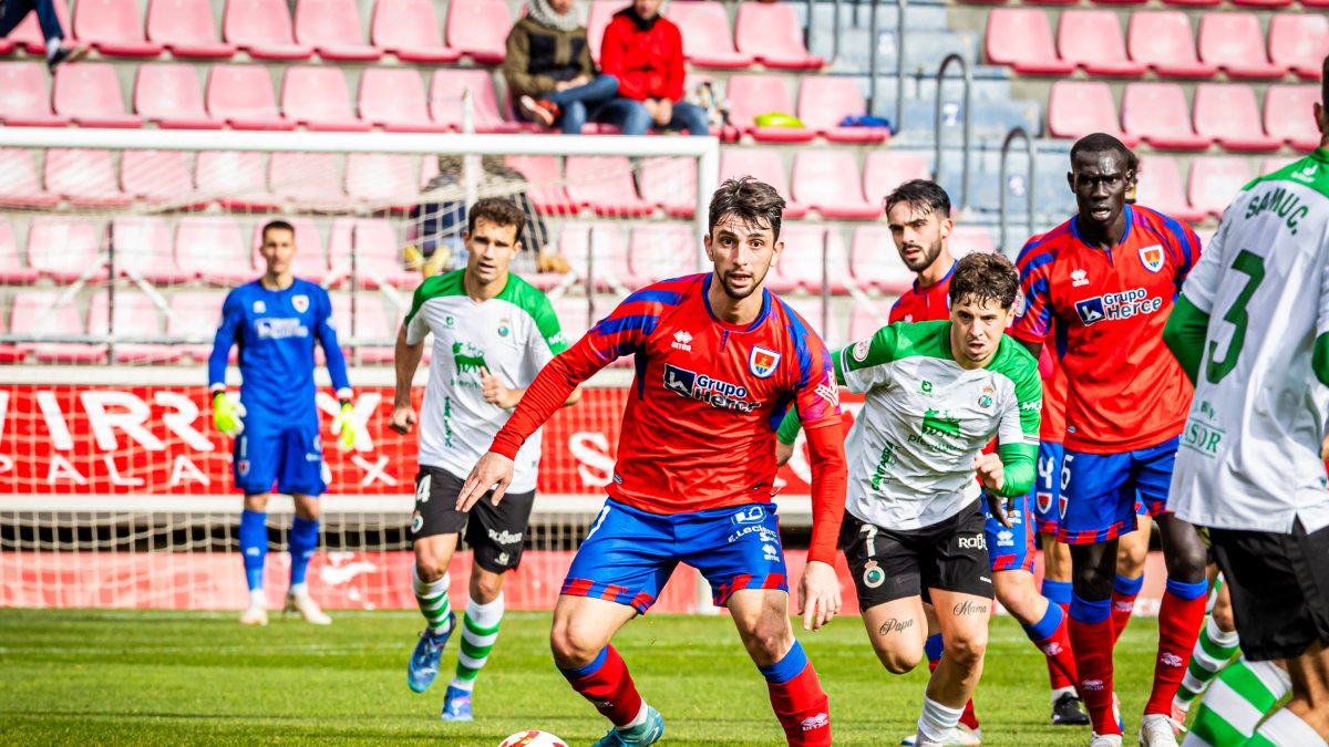 Cristian Delgado seguirá en el once del Numancia para formar en el centro del campo.